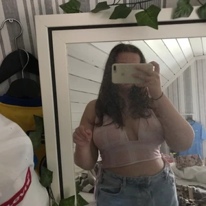 Topp - Jättefin och skön topp, endast använd en gång! Säljer pga att jag aldrig använder den!!