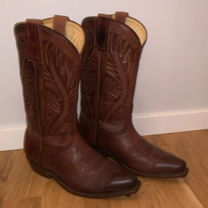 Cowboyboots - Så coola cowboyboots!                                                                   Köptes på sko-Uno i somras, för ca 1500 kr! Dom är alltså handgjorda i äkta läder! Använda en gång i max 20 minuter och säljer då dom tyvärr är för små! Passar på strlk 37 och mindre, möjligtvis på någon som mig med 37,5 med lite smalare fötter. Skriv vid mer frågor!💘