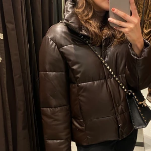 Brun pufferjacka i skinn från zara  - Skinn pufferjacka från zara i brunt. Den är inköpt förra hösten men använd enbart 2-3 gånger. Jackan är i storlek S. ✨        Kan mötas upp i centrala Stockholm eller skicka (köparen står för frakt). Ord pris är 900 kronor men säljer för 400 kronor eller högsta bud.
