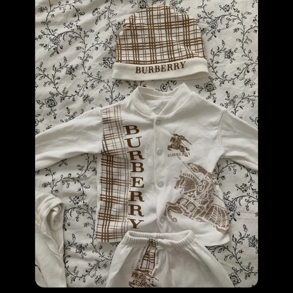 Baby paket av Burberry:                                                      Tröja som kan stängas med knappar. Byxor. Body och mössa.   Strl 62. Övrigt.