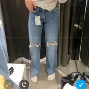 Zara jeans i storlek 34. Använda sparsamt med ej några defekter 