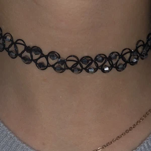 hårband/halsband - Dem passar som hårband också köpt i Paris för 1000kr. Bra skick. Aldrig andvänt.