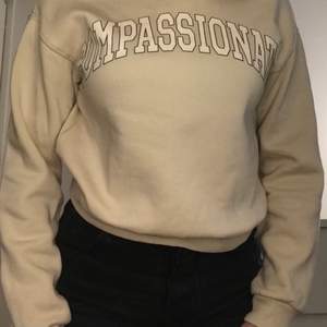 Säljer denna snygga tröjan från H&M, köpt på divided avdelningen, storlek XS!🥰 Använd men i mycket fint skick💕 Kan hämtas i Tranås annars står köparen för frakten!