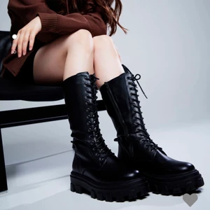 Svarta kängor - Dessa otroligt populära svarta kängorna säljer jag då de tycärr aldrig kommer till användning. Det är helt magiska, jätte sköna och framförallt skit snygga till kjol och klänning. Otroligt coola och de är som nya, har enbart använt dem 2 gånger. Ordinarie priset är: 450kr🌟