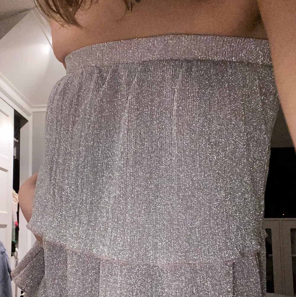 Superfin glitterklänning som egentligen är en kjol, passar superbra på mig som är 165cm! Perfekt för nyår💞 storlek XS men passar mig som normalt är S. Buda eller köp direkt för 150!!. Klänningar.