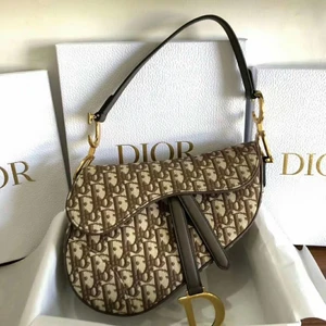 INTRESSEKOLL Äkta Dior Saddle bag brun  - Hej!  En äkta dior saddle bag köptes i Paris. Finns digitalt äktahetsbevis. Finns i Stockholm. Snabb hämtning prio, jag har nyss fått barn och orkar inte skicka med post osv.  Mvh Suzan 