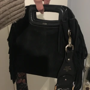 Maje Frans väska - Kollar intresset på min superfina maje M bag, super fin! Dustbag och axelbandet som kom med väskan kommer med (helt oanvänt)! Är i mocka. Nypris 2500kr🥰  BUD: 1000