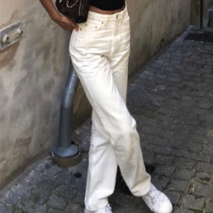 Vita jeans  - (Inte jag på bilden) Jag säljer mina byxor från Weekday endast använda 2 gånger  