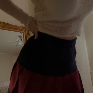 Vintage Kjol - Vintage kjol! Passar perfekt både till vinter och sommar. Den är av bra och tjockt material och skulle gissa på ylle, märket är Daniel Hechter. Kan mötas upp annars står köparen för frakt! 