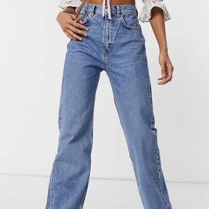 ”Mellanblå dad jeans” från Pull&Bear i storlek 42! (Slutsålda på ASOS) Säljer eftersom de inte längre passar mig. Skulle säga att de är en aning mörkare i färgen. Köpte står för frakt!💕