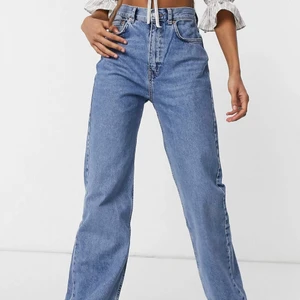 Dad jeans - ”Mellanblå dad jeans” från Pull&Bear i storlek 42! (Slutsålda på ASOS) Säljer eftersom de inte längre passar mig. Skulle säga att de är en aning mörkare i färgen. Köpte står för frakt!💕