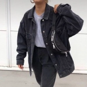 Jeans jacka  - Säljer denna jeans jacka från zara. Köpt för runt ett år sedan men inte använt så mycket. Nypris 400 (bilden lånad)🤍