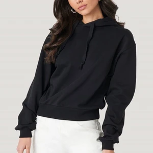 Svart hoddie - Svart, bekväm och mysig hoddie i S, knappt använd. Skriv för fler bilder och information. Pris kan diskuteras vid snabb affär 💞