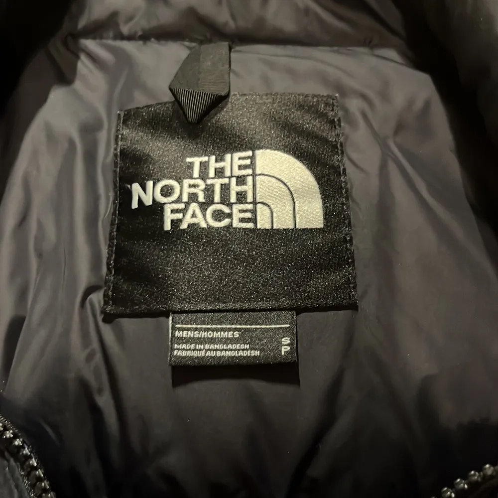 En lila North Face 1996 retro jacka, storlek S, köpt för 1 år sen på JD sports (har inget kvitto), väldigt bra skick. Väldigt varm och sitter riktigt bra! En perfekt julklapp nu under dessa kalla tider. . Jackor.