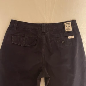 mörkblåa byxor - jättefina mörkblåa byxor, köpta vintage, säljer då de är för stora💕