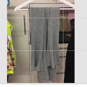 Utsvängda mjukis  - Säljer mina utsvänga mjukis ifrån Ginatricot i storlek XS, jättefina men passar inte mig, jag är 175. Vill du ja bilder på? Ba att skriva🤍