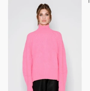 Jätte mjuk och skön stickad Tröja M - LXA the label. Knitted polo Pink. Storlek M. Jätte mjuk  och snygg, perfekt nu inför vintern. Säljer då den inte passade. Orginal pris 599kr. Skriv för mer info eller bilder:)