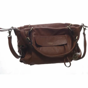 Brun väska - Säljer den här jättefina bruna väskan eftersom jag har så många andra väskor jag använder. Köpte den först på Sellpy i nyskick och har inte användt den någon gång! Se mått sista bilden. Man kan ha den som en vanlig handväska men det tillkommer även ett långt band.