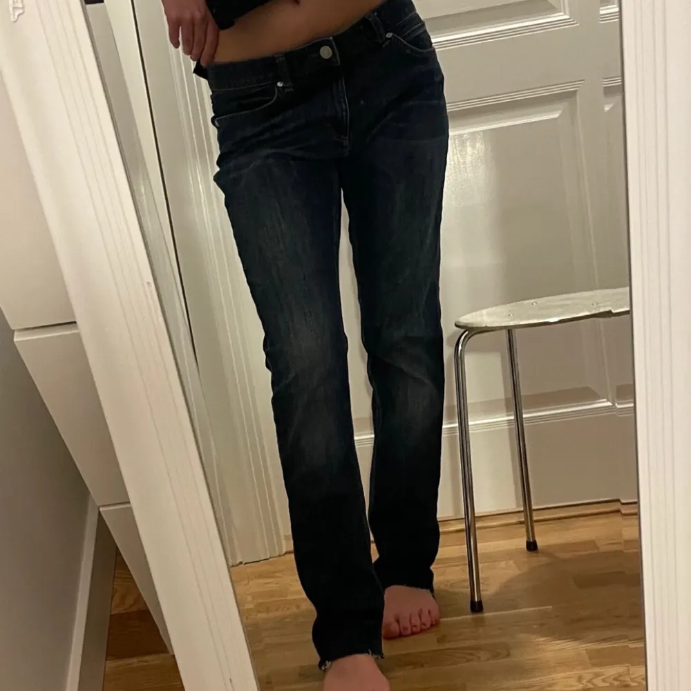 Vintage lågmidjade jeans från lindex. De var för långa för mig som är 165 så klippte de en bit längst ned. De är lite baggy vilket är najs😍😍 har i vanliga fall 36 i jeans. köparen står för frakt!!. Jeans & Byxor.