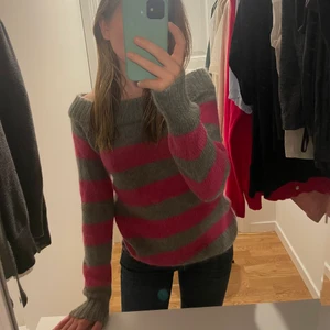 Randig stickad - Så fin rosa grå randig stickad tröja från HM. Den är lite stickig men inte så farligt. Fint skick! Köparen står för frakt💕