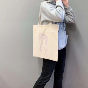 Tygväskor  - UF-Företag som säljer egendesignade tygväskor. Tar endast swisha, frakt ingår inte💜