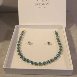 Smyckeset Caroline Svedbom - Halsband och örhängen perfekt till festliga tillställningar. Helt nya och oanvända i kartong.