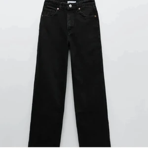 Zara vida jeans!!  - Säljer ett par vida jeans från zara. De säljes bara pga för små och korta för mig. De är strl 42 men de har krympt i tvätten så de är mer åt 40. På bild 3 ser man att det som man tar i när man drar upp dragkedjan har gått sönder, därför låg pris, men man kan frf dra upp den med fingret. Man kan klippa längd själv om de är för långa,är 180 om man vill jämföra. Använda ca 10 ggr. Hör av er om ni vill ha fler bilder eller vill köpa💕