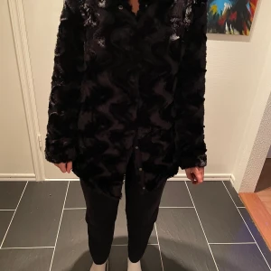 Lång pälsjacka  - Hej! Jag säljer den jackan då jag har för många och mycket kommer inte till användning och som skulle passa bättre till någon annan nu till jul/nyår.