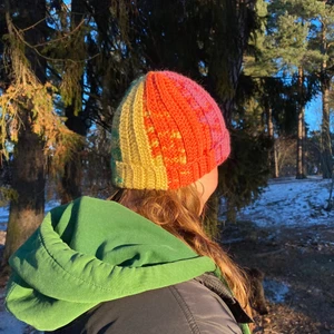 Virkad mössa regnbåge - Virkad mössa i regnbågens färger. Så fin och mysig. 100% ull. Perfekta julklappen!!