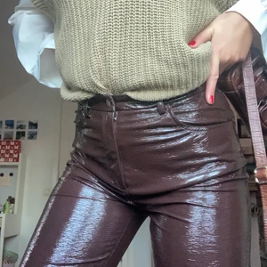 Bruna lackbyxor  - Svincoola croppade lackbyxor från Na-Kd i str 36!💕 passningen är så fin och jag älskar den bruna färgen! I väldigt bra skick 🌟💕