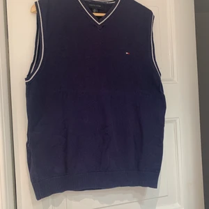 Tommy hilfiger väst - Bomull. Mörkblå. Inget att anmärka på!