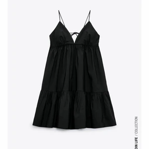 Klänning - Säljer denna populära klänning från zara, använd 1 gång 💕 skriv för egna bilder!!