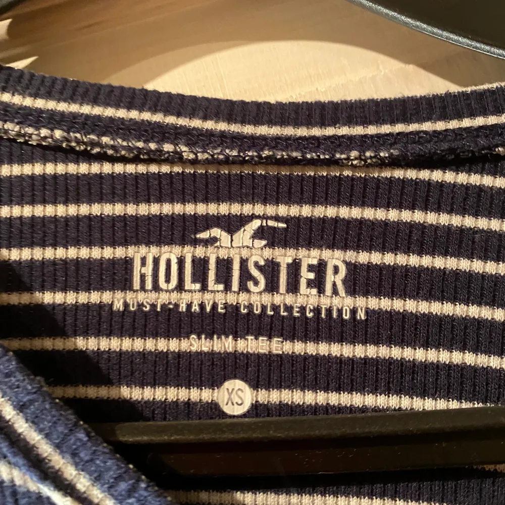 Långärmad T-shirt från Hollister storlek XS, marinblå med vita ränder, superstretchigt material så väldigt skön. Mycket gott skick!. T-shirts.