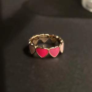 En jättefin guldringar med rosa hjärtan 💕 Har 2 st av denna ring 🥰 24kr för frakten 🤍