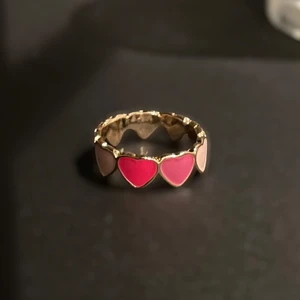 Superfin ring 💗 - En jättefin guldringar med rosa hjärtan 💕 Har 2 st av denna ring 🥰 24kr för frakten 🤍