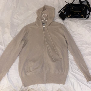 Soft goat hoodie - Storlek medium, köpt på plick för 900, 3 små hål från förra ägaren som säkert går att laga, köpare betalar frakt, väldigt bra skick om man bortser från hålen, Kashmir 