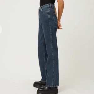 Weekday jeans - Modellen row. Strl 28 i midja och 30 i längd, lite för korta för mig som är 168 cm lång❤️ köpare står för frakt
