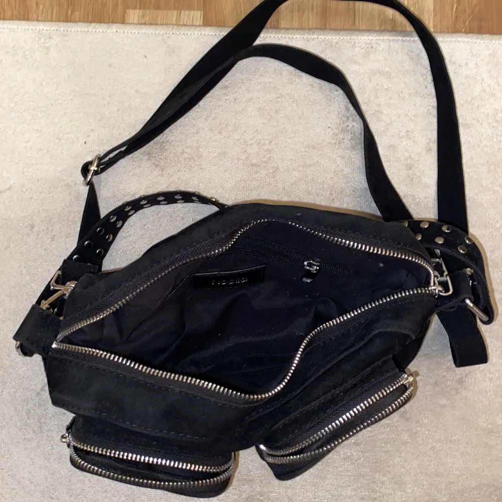 En svart väska i fakemocka från Noella, Nunoo inspirerad väska, toppenskick Mellanstor. Väskor.