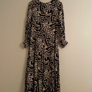 Långklänning - Långklänning från hm i samarbete med Richard Allen. Aldrig använd med prislappen kvar. Perfekt klänning till nyår eller kul! Nypris är 399kr, buda från 199kr🕺 Storlek är 44