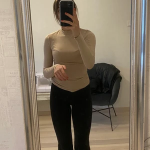 NLY Trend tröja  - Beiget/brunt basplagg i otroligt mjukt material!🤩Storlek XS, funkar även som en S. 