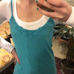 Turkos spetsklänning! - Kan användas som både klänning å linne! 💙