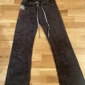 Jucy couture - Säljer mina jucy couture byxor. Det är några år gamla så är lite slitna vid snörena men annars är de perfekta och inte heller urtvättade. 