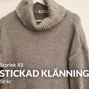 Stickad klänning - Grå knälång stickad klänning. Ursnygg men förstor för mig därav ingen användning. 