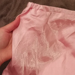 Rosa kjol - Helt defektfri halv-lång kjol i glansigt, rosa tyg! 