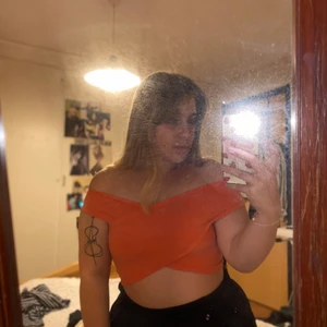 Croptop - En korallfärgad Croptop från GinaTricot i storlek M. Säljes då den är lite för kort för min smak så den används aldrig! 