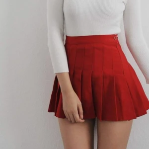 American Apparel Tennis skirt - Tenniskjol från American Apparel (äkta) i färgen patriot red. En klar, röd färg som är så fin. Perfekt skick. Nypris ca 700kr. Skickar mot frakt eller kan mötas upp i Göteborg :)