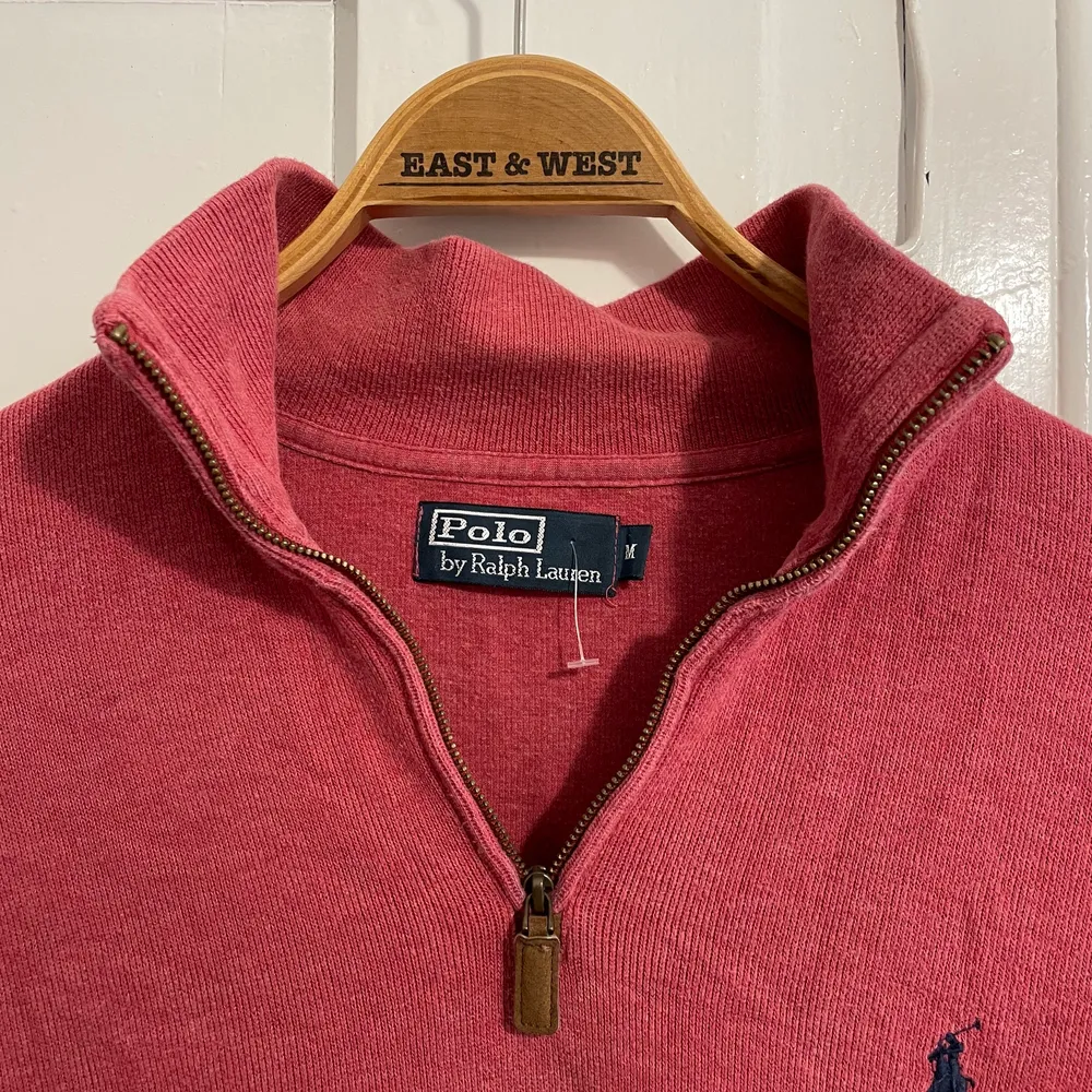 Lovely Half-Zip Pullover Ralph Lauren. I honestly rate the condition as very good 8.5 / 10 with no flaws Size M, length 67cm, width from armpit to armpit 56cm  Sweater in a beautiful raspberry color! The material is very pleasant, it is nice to the touch. The zipper is decorated with brown leather Clear, navy blue RL logo!. Hoodies.