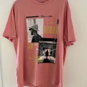 Oversized T-shirt  - Mjukt material. Faller snyggt på kroppen. Strl L. Aldrig använd