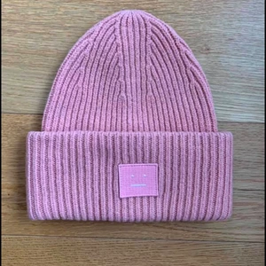 Acne - Acne Mössa i fint skick, säljer för 500 eller bytes mot någon annan färg 🌸