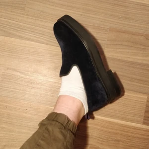 Eytys Palacio - Eytys' Palacios i storlek 41, gjorda av kalvläder och blått sammet med en kraftig sula i gummi. I princip aldrig använda då de är på tok för små för mig, men perfekt för den som diggar häftiga skolådor, blått sammet och lite mer ovanliga dojjor medföljer 2x skopåsar. Använda 2 gånger, aldrig utanför hemmet.